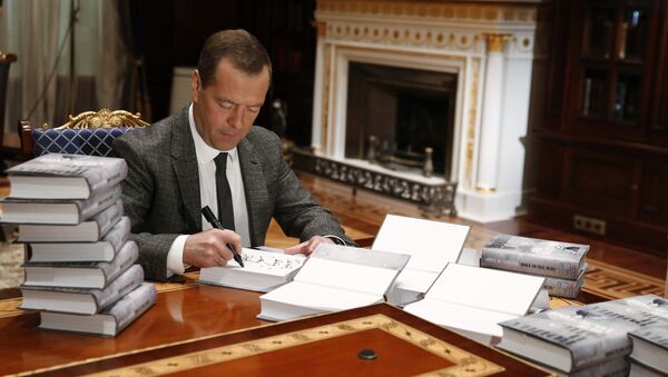 Премьер-министр РФ Д.Медведев принял участие в проекте ВГТРК Война и мир. Читаем роман - Sputnik Грузия