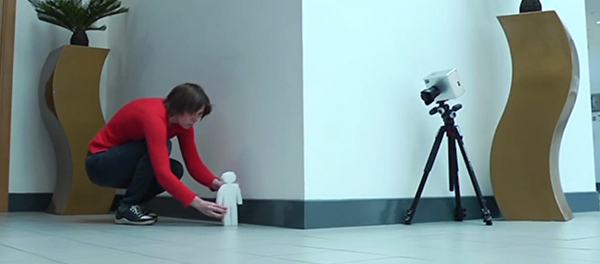 Ученый устанавливает человечка, за которым будет следить камера (справа) - Sputnik Грузия