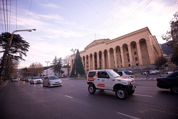 Участники акции проезжают мимо здания парламента Грузии на проспекте Руставели. - Sputnik Грузия