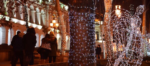 Звезды, ангелы и светящиеся гирлянды - Тбилиси перед Новым годом - Sputnik Грузия