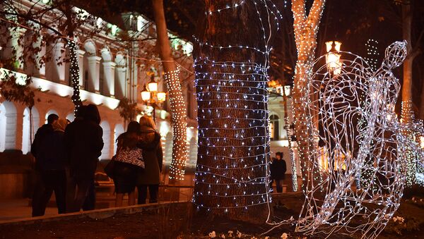Звезды, ангелы и светящиеся гирлянды - Тбилиси перед Новым годом - Sputnik Грузия