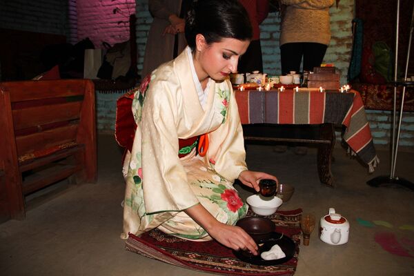 Девушка показывает, как проходит чайная церемония в Японии. - Sputnik Грузия
