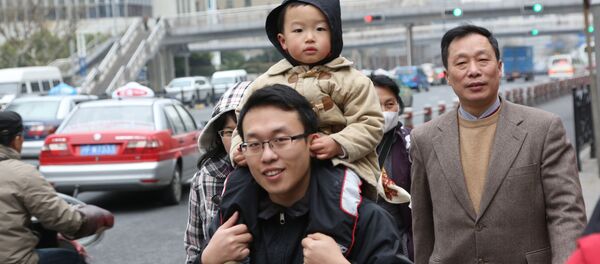 Папа с ребенком в Шанхае. - Sputnik Грузия