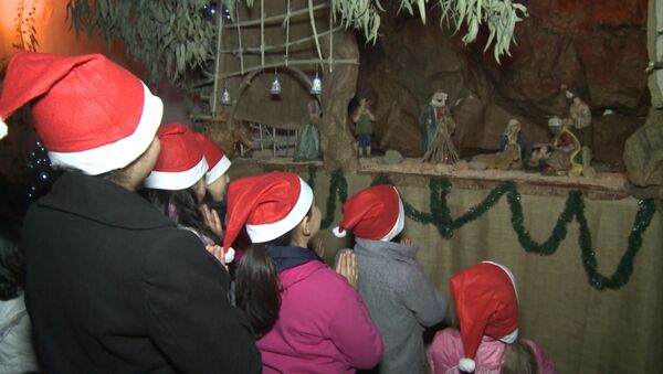 Молитва у вертепа и Санта – сирийские христиане отметили Рождество - Sputnik Грузия