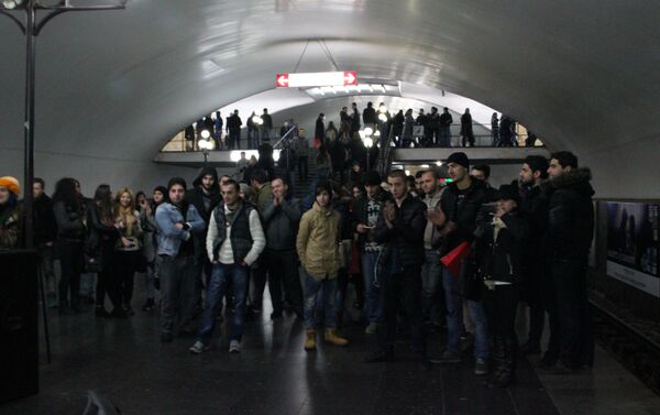 Слушатели концерта в метро Тбилиси - Sputnik Грузия