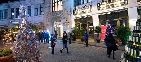 Сердечки, бутылки и цветы - из чего можно сделать новогоднюю елку Сердечки, бутылки и цветы - из чего можно сделать новогоднюю елку - Sputnik Грузия