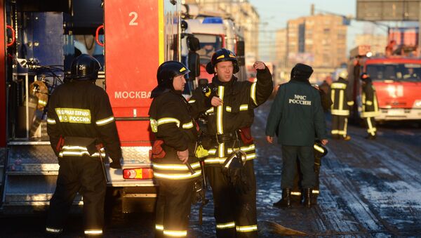 Пожарные и спасатели МЧС работают в центре Москвы - Sputnik Грузия