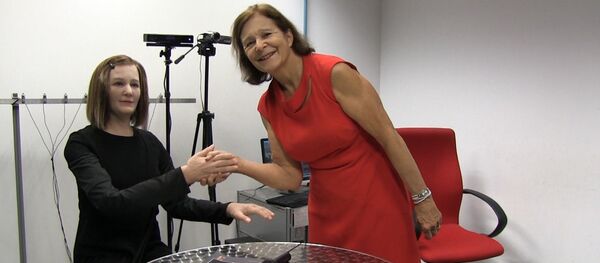 რობოტმა ნადინმა საკუთარ შემქმნელს ხელი დაუქნია და გაესაუბრა რობოტმა ნადინმა საკუთარ შემქმნელს ხელი დაუქნია და გაესაუბრა - Sputnik საქართველო