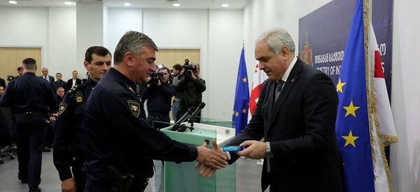შს მინისტრმა გიორგი მღებრიშვილმა პოლიციის თანამშრომლები დაჯილდოვა შს მინისტრმა გიორგი მღებრიშვილმა პოლიციის თანამშრომლები დაჯილდოვა - Sputnik საქართველო