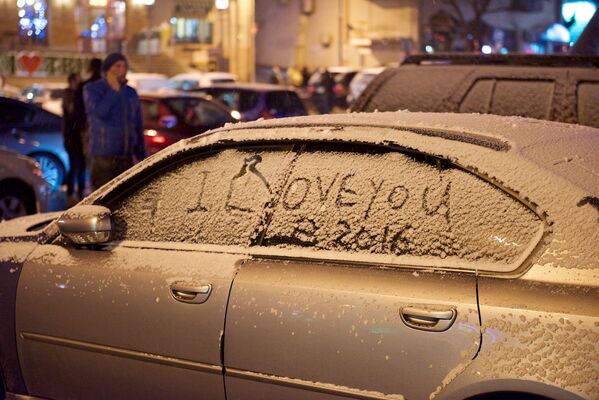 Снег, выпавший прямо с наступлением Нового года, стал особой радостью для многих жителей Тбилиси. - Sputnik Грузия