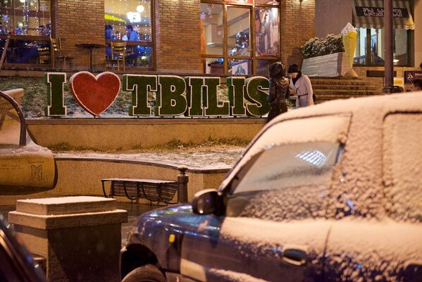 თოვლის დანახვაზე, მიუხედავად გვიანი ღამისა, ბევრი ხალხი გამოვიდა ქუჩაში. - Sputnik საქართველო