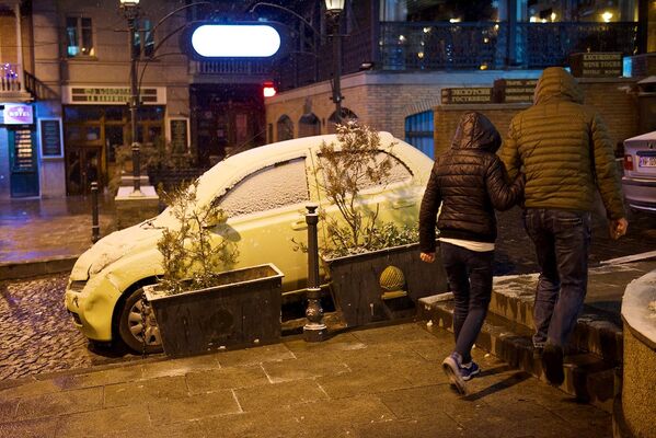 В новогоднюю ночь на одной из улиц Тбилиси. - Sputnik Грузия