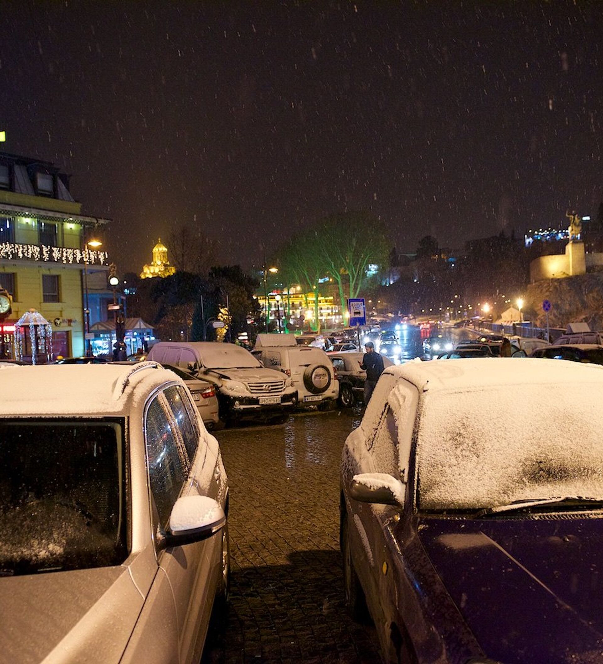 Погода в тбилисской сегодня. Снег в Тбилиси сегодня. Авария 7 декабря в Тбилиси 2014. Снег в Тбилиси когда выпадает. Прогноз погоды в Тбилиси.