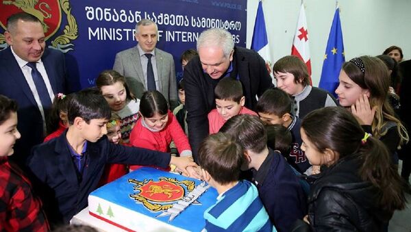 Глава МВД Грузии поздравил детей погибших полицейских с Новым годом - Sputnik Грузия