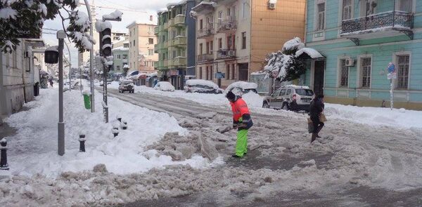 ბათუმის ქუჩებში ძლიერი თოვლის გამო საავტომობილო მოძრაობა ფაქტიურად შეწყდა. - Sputnik საქართველო