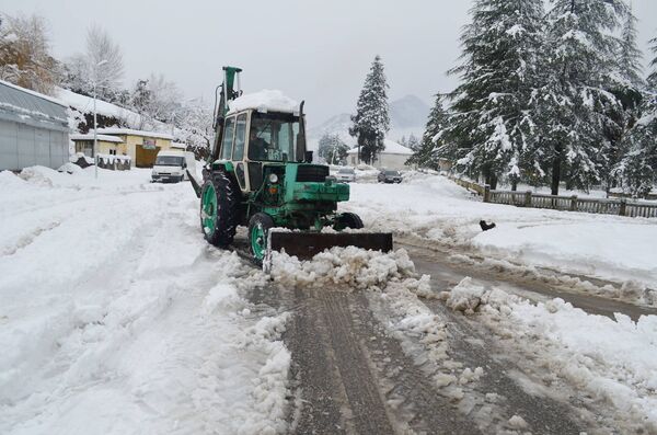Для очистки проезжей части дорог от снега в Кобулети была задействована спецтехника. - Sputnik Грузия