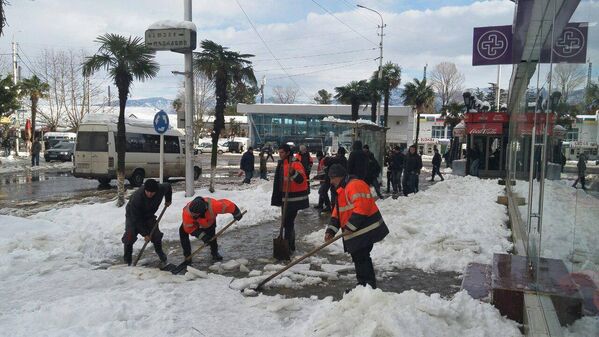 Представители дорожных служб расчищают улицы от снега в Кобулети, Аджария. - Sputnik Грузия