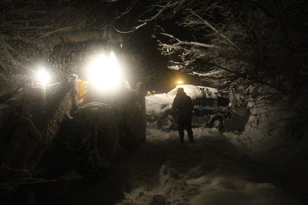 დიდი რაოდენობით მანქანები დაფარა თოვლმა გურიაში, ოზურგეთის რაიონში. - Sputnik საქართველო