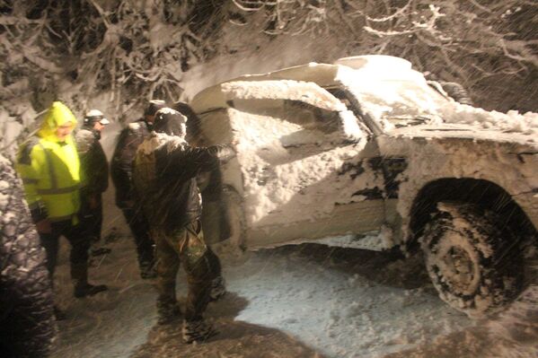 Одна из машин, оказавшихся в снежном плену. - Sputnik Грузия