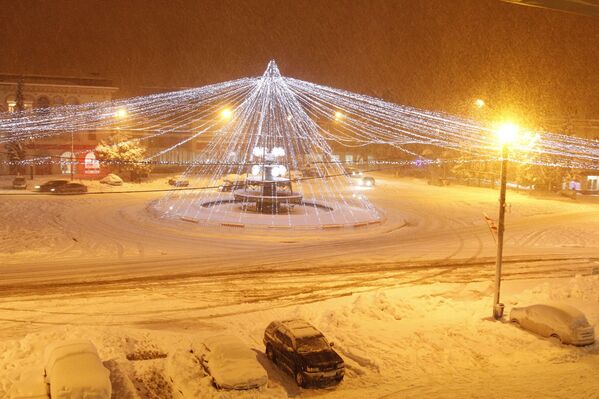 Снегопад накрыл и город Зугдиди, центр региона Самегрело. - Sputnik Грузия