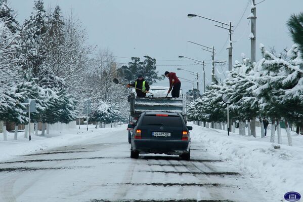 Работники дорожных служб в Зугдиди посыпали дороги технической солью. - Sputnik Грузия