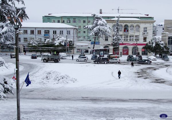 Центр города Зугдиди после нескольких дней снегопада. - Sputnik Грузия