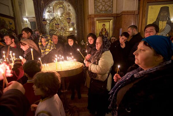 Православные верующие на рождественском богослужении в храме Самеба в Тбилиси. - Sputnik Грузия