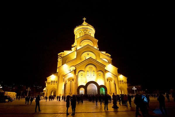 Кафедральный собор Самеба (Св.Троицы) в Рождественскую ночь. - Sputnik Грузия