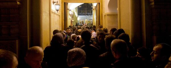 Верующие на службе в храме - Sputnik Грузия