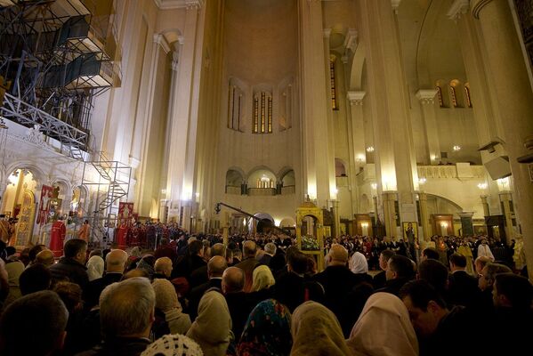 Верующие заполнили весь огромный зал собора Самеба во время Рождественского богослужения. - Sputnik Грузия