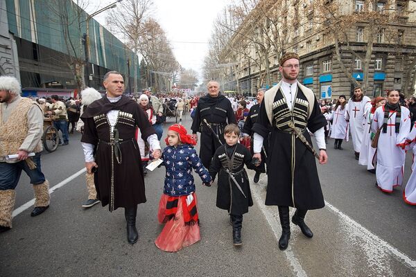 Среди участников шествия было много людей, одетых в национальную грузинскую одежду. - Sputnik Грузия