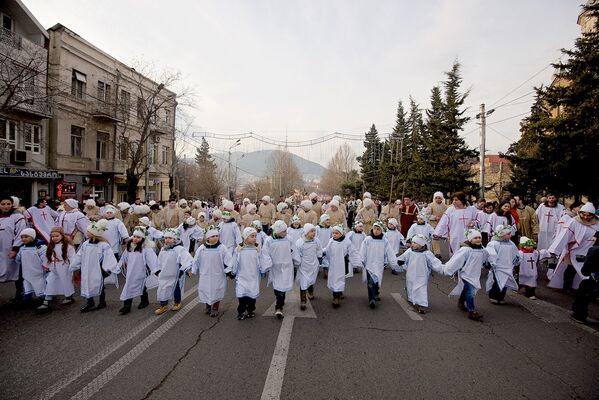 По традиции, в шествии Алило участвовало много детей. - Sputnik Грузия