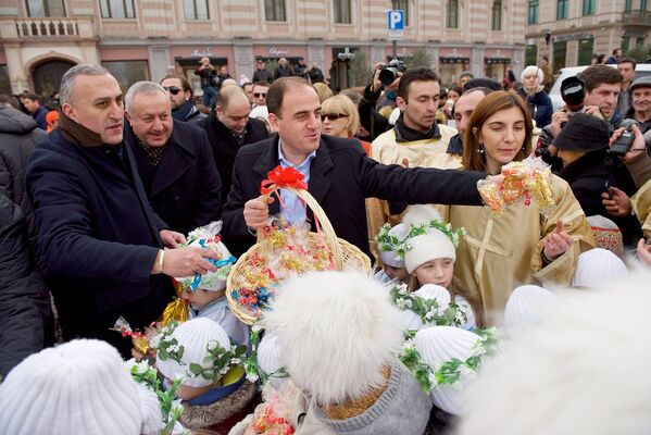 Мэр Тбилиси Давид Нармания вручает подарки участникам шествия Алило. - Sputnik Грузия