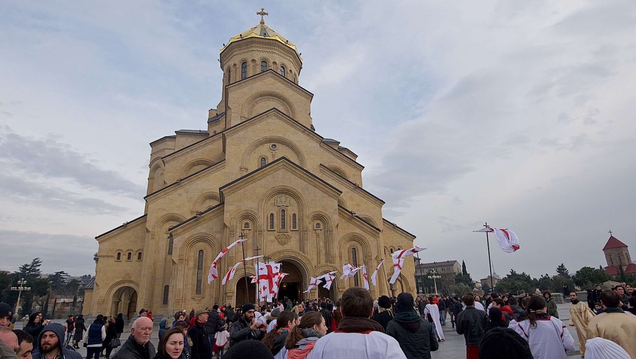 Грузия вероисповедание. Тбилиси храм Самеба крещение Пасхи. Тбилиси религия. Батюшки в храме Самеба в Грузии. Грузия Вера.