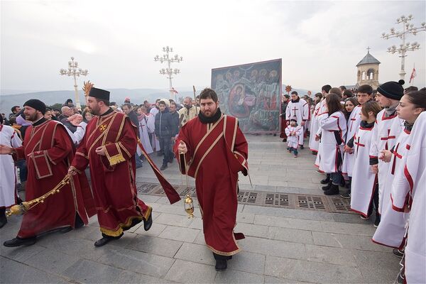 Участники шествия Алило подходят к храму Самеба. - Sputnik Грузия