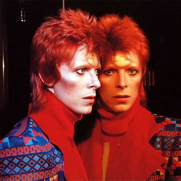 Первый альбом, названный David Bowie, вышел в 1967-м и был воспринят критиками не очень хорошо. Однако через два года вышел его первый шедевр Space Oddity — песня о бесконечности вселенной и космическом одиночестве, которая стала моментальной классикой. - Sputnik Грузия