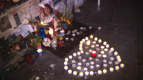 Парижане выложили сердце из свечей в память о жертвах терактов 2015 года - Sputnik Грузия
