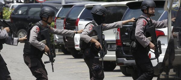 Индонезийские полицейские на месте теракта в Джакарте - Sputnik Грузия