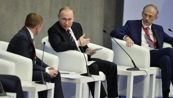 Владимир Путин на пленарном заседании всероссийского предпринимательского форума - Sputnik Грузия