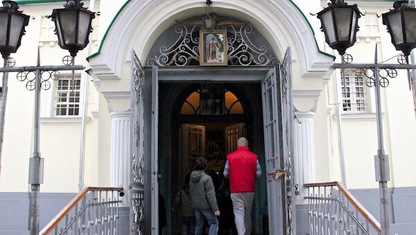 Верующие входят в русскую церковь Св. Александра Невского - Sputnik Грузия