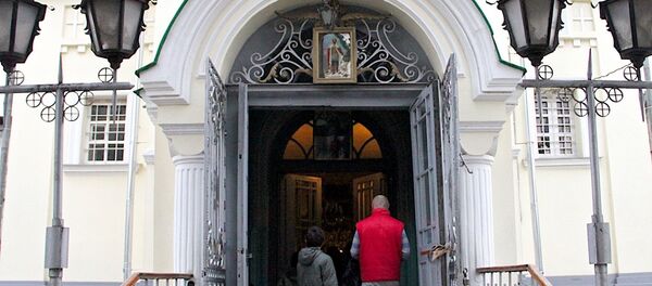 Верующие входят в русскую церковь Св. Александра Невского - Sputnik Грузия