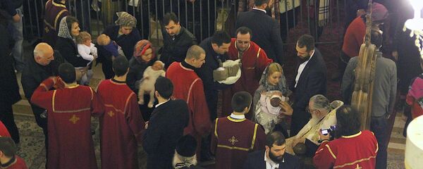 Массовое крещение детей Патриархом Грузии - Sputnik Грузия