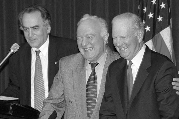 1 июня 1990 года в Вашингтоне совместно с госсекретарем США Джеймсом Бейкером Эдуард Шеварднадзе подписал соглашение о передаче США акватории Берингова моря по разделительной линии Шеварднадзе — Бейкера. - Sputnik Грузия