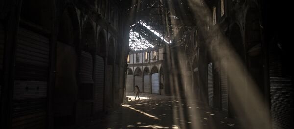 Дети играют в одном из зданий разрушенного района Хомса аль Хамидия. - Sputnik Грузия