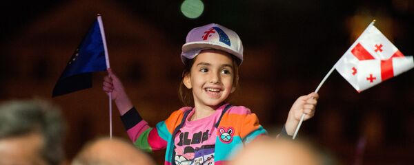 პატარა გოგონა ევროკავშირისა და საქართველოს დროშებით ხელში პატარა გოგონა ევროკავშირისა და საქართველოს დროშებით ხელში - Sputnik საქართველო