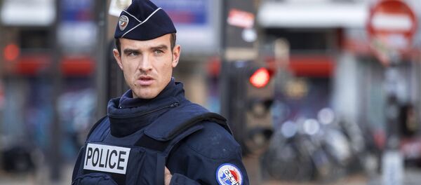 Сотрудник полиции в Париже - Sputnik Грузия