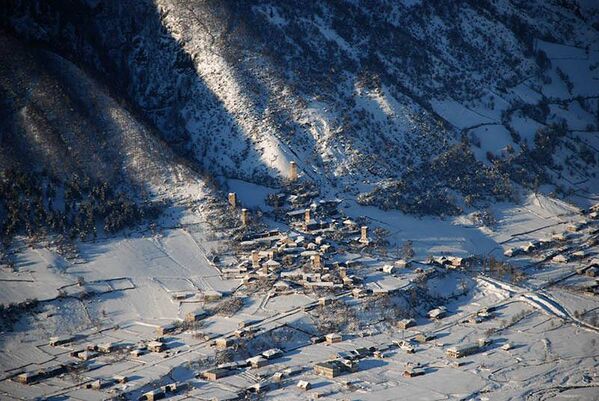 მთებში „ჩაძირული“ სვანური სოფელი - ხედი ჩიტის გაფრენის სიმაღლიდან - Sputnik საქართველო