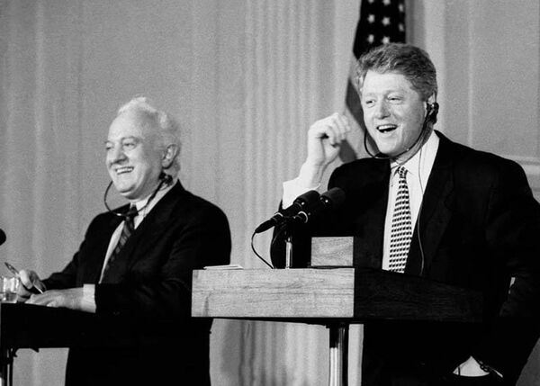 Уже возглавляя Грузию, в 1994 году Эдуард Шеварднадзе и президент США Билл Клинтон подписали соглашение об открытии военных представительств двух стран и осуществлении программы военного сотрудничества. - Sputnik Грузия