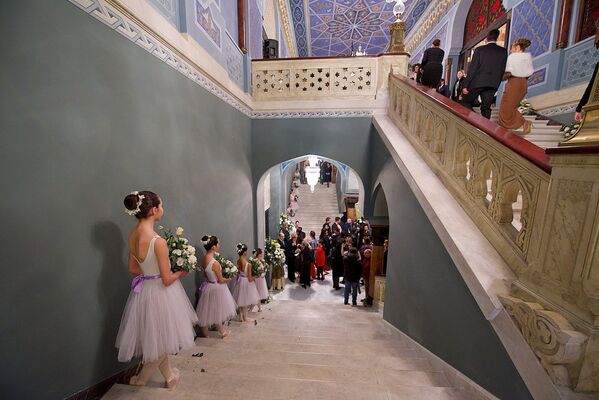 Гости поднимаются в зал приемов в день открытия Тбилисского театра оперы и балета. - Sputnik Грузия