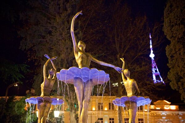 Новые скульптуры балерин у здания Тбилисского театра оперы и балета. - Sputnik Грузия